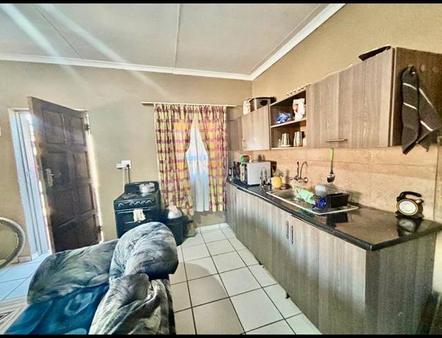 6 BEDROOM HOUSE FOR SALE IN VANDERBIJLPARK CW 5